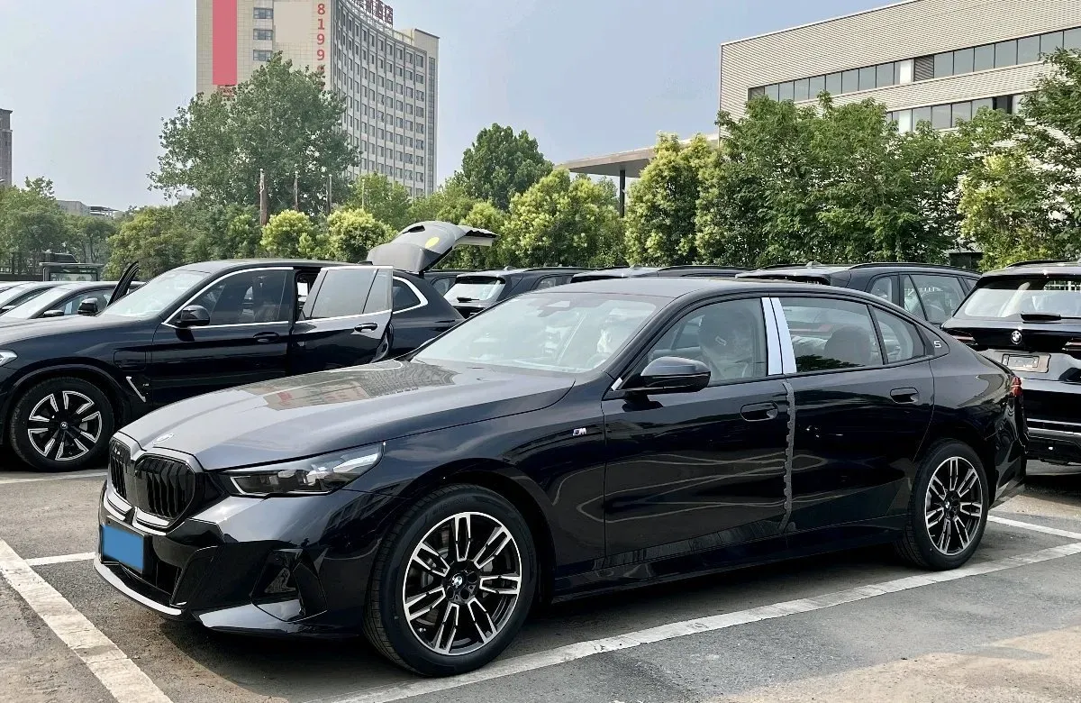2025 BMW 5 Series 2.0T 190HP L4 8AT,autocango,china used car exporter,china ev exporter,chinese used car exporter,chinese used ev exporter