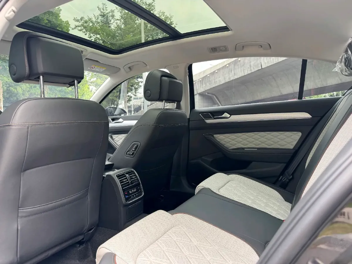 2023 Volkswagen Magotan 2.0T 186HP L4 7DCT,autocango,china used car exporter,china ev exporter,chinese used car exporter,chinese used ev exporter