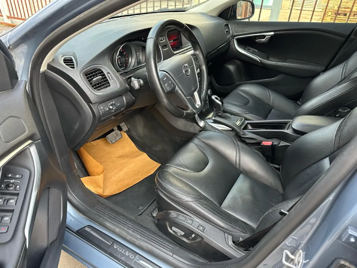 2019 Volvo V40 1.5T 152HP L4 6AT,autocango,china used car exporter,china ev exporter,chinese used car exporter,chinese used ev exporter