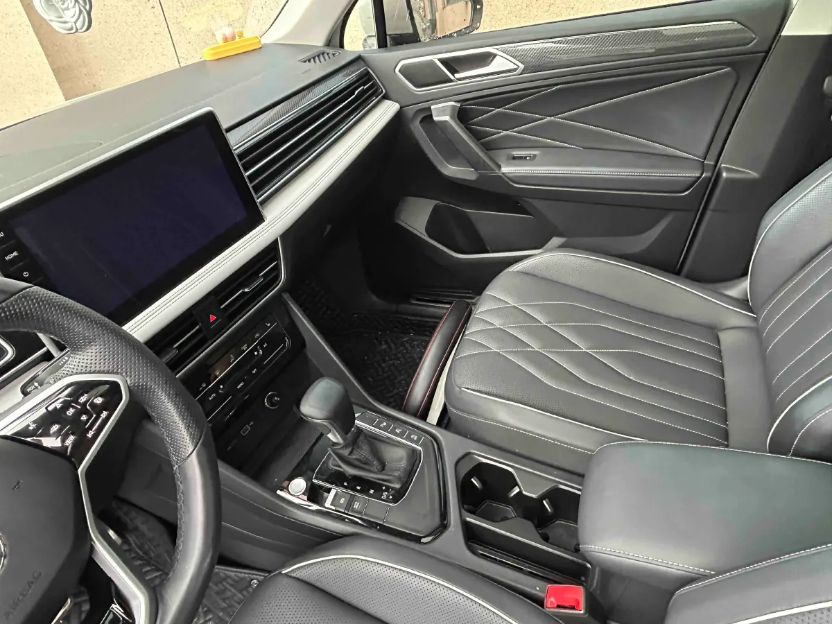 2023 Volkswagen Tiguan L 2.0T 186HP L4 7DCT,autocango,china used car exporter,china ev exporter,chinese used car exporter,chinese used ev exporter
