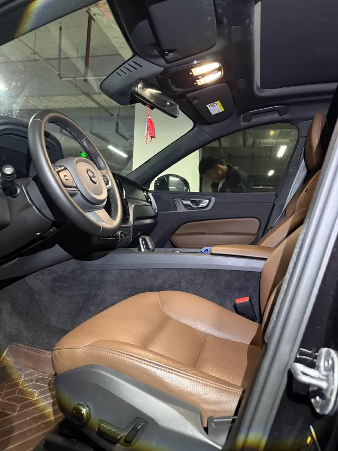 2025 Volvo XC60 2.0T 250HP L4 8AT,autocango,china used car exporter,china ev exporter,chinese used car exporter,chinese used ev exporter