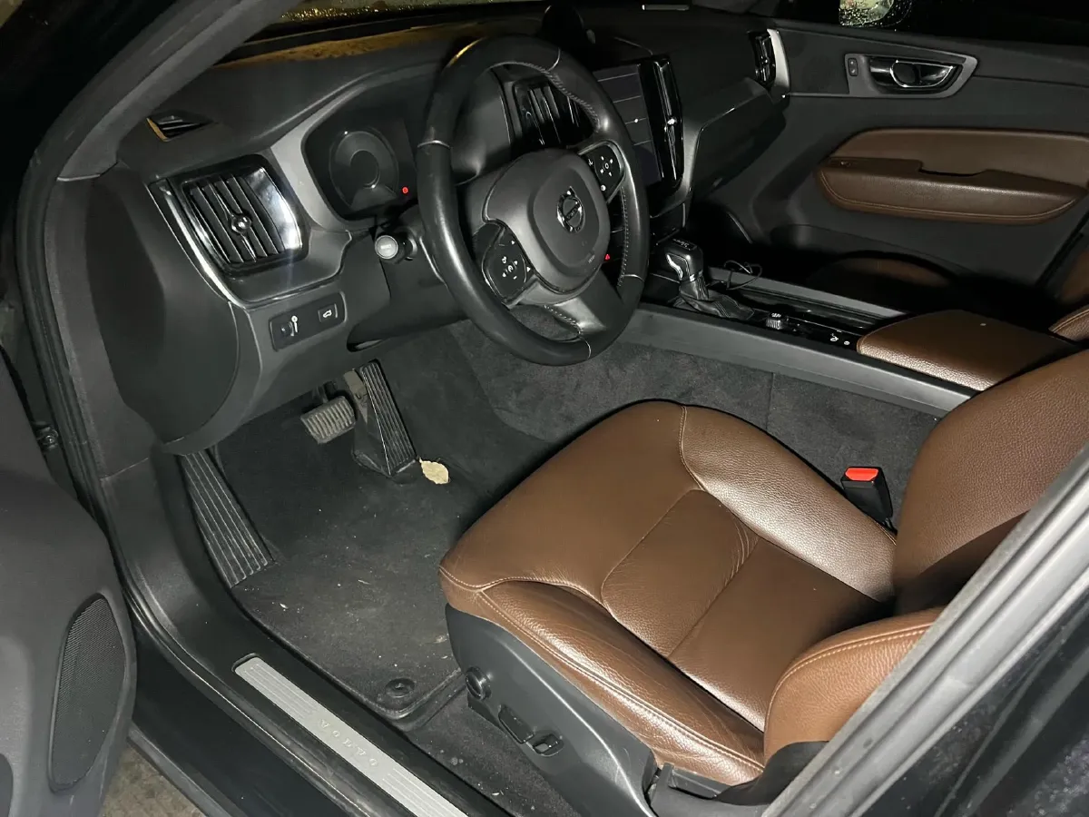 2021 Volvo XC60 2.0T 250HP L4 8AT,autocango,china used car exporter,china ev exporter,chinese used car exporter,chinese used ev exporter