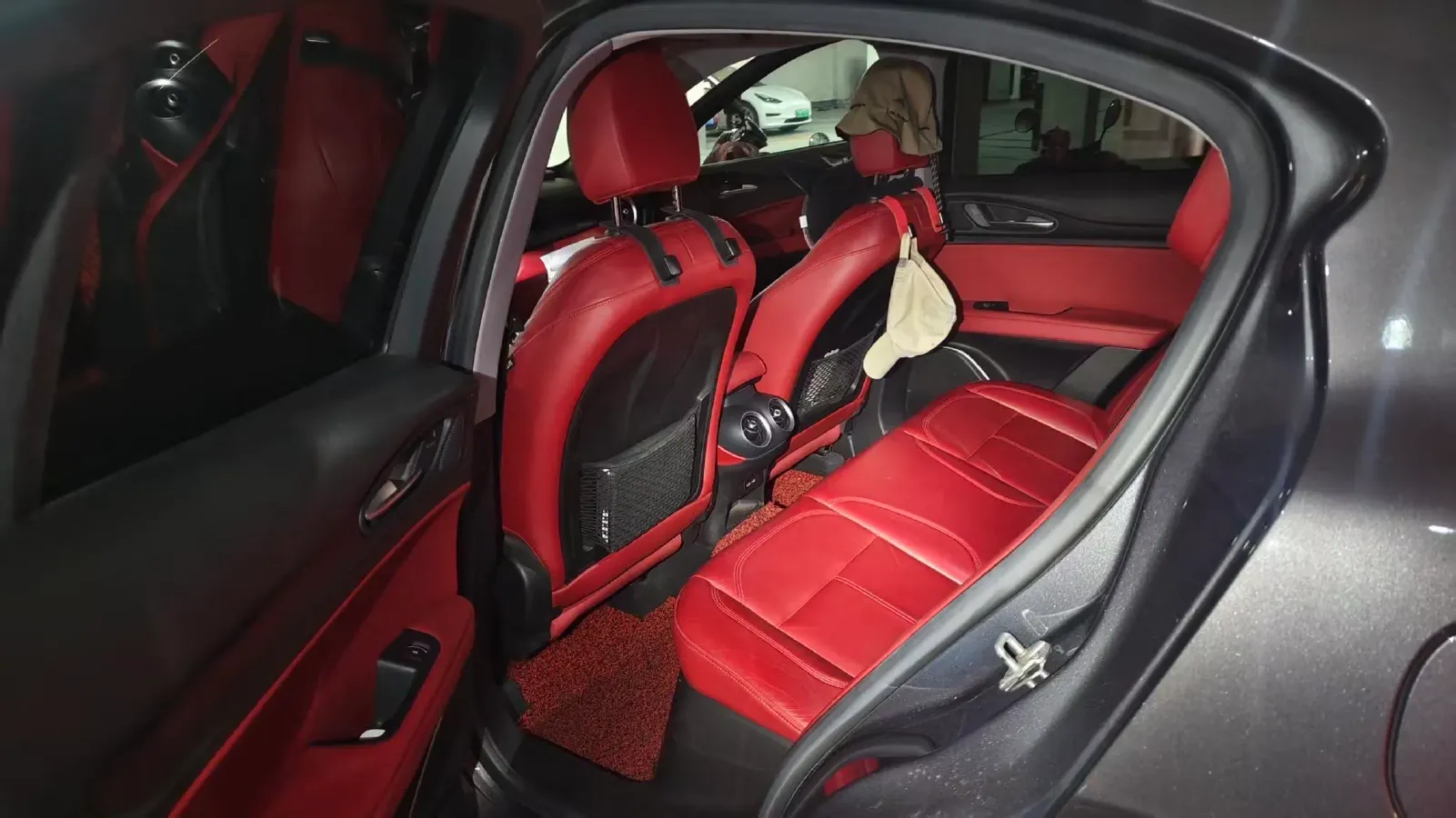 2017 Alfa Romeo Stelvio 2.0T 280HP L4 8AT,autocango,china used car exporter,china ev exporter,chinese used car exporter,chinese used ev exporter