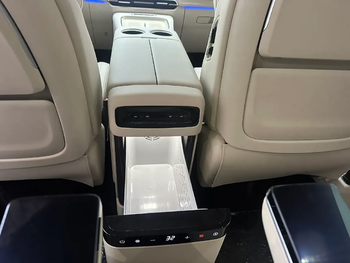 2025 Voyah Dream 1.5T 150HP L4 PHEV 41.7KWH,autocango,china used car exporter,china ev exporter,chinese used car exporter,chinese used ev exporter