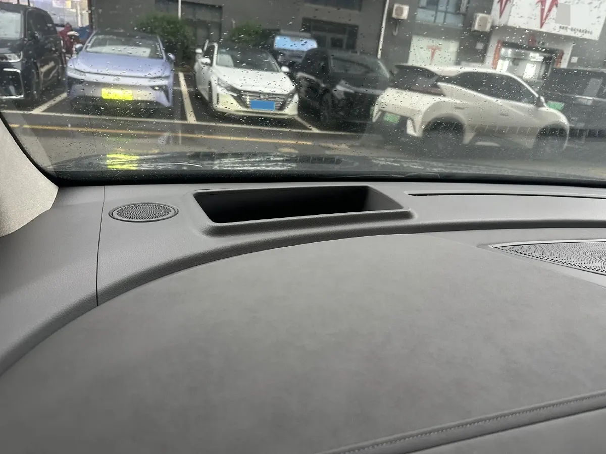 2025 Voyah Dream 1.5T 150HP L4 PHEV 41.7KWH,autocango,china used car exporter,china ev exporter,chinese used car exporter,chinese used ev exporter