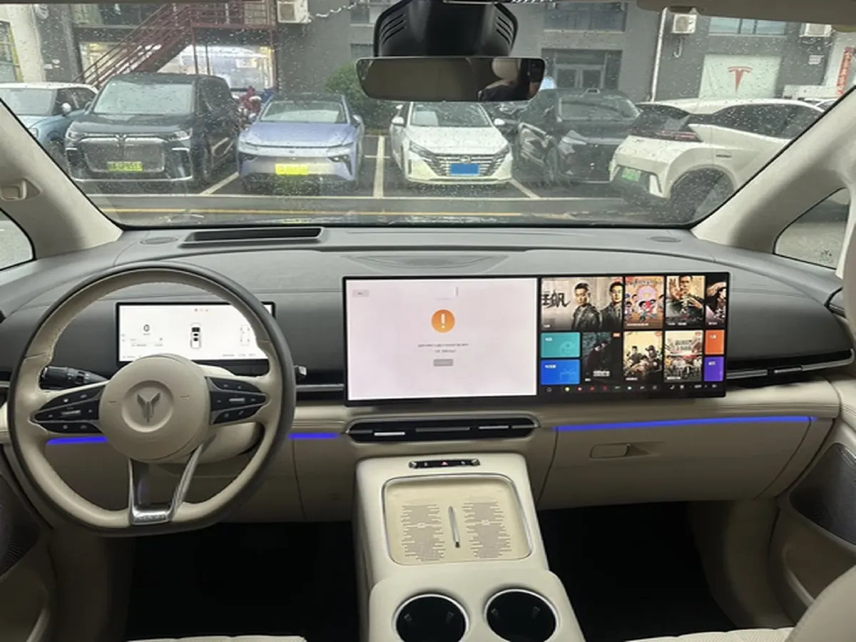 2025 Voyah Dream 1.5T 150HP L4 PHEV 41.7KWH,autocango,china used car exporter,china ev exporter,chinese used car exporter,chinese used ev exporter