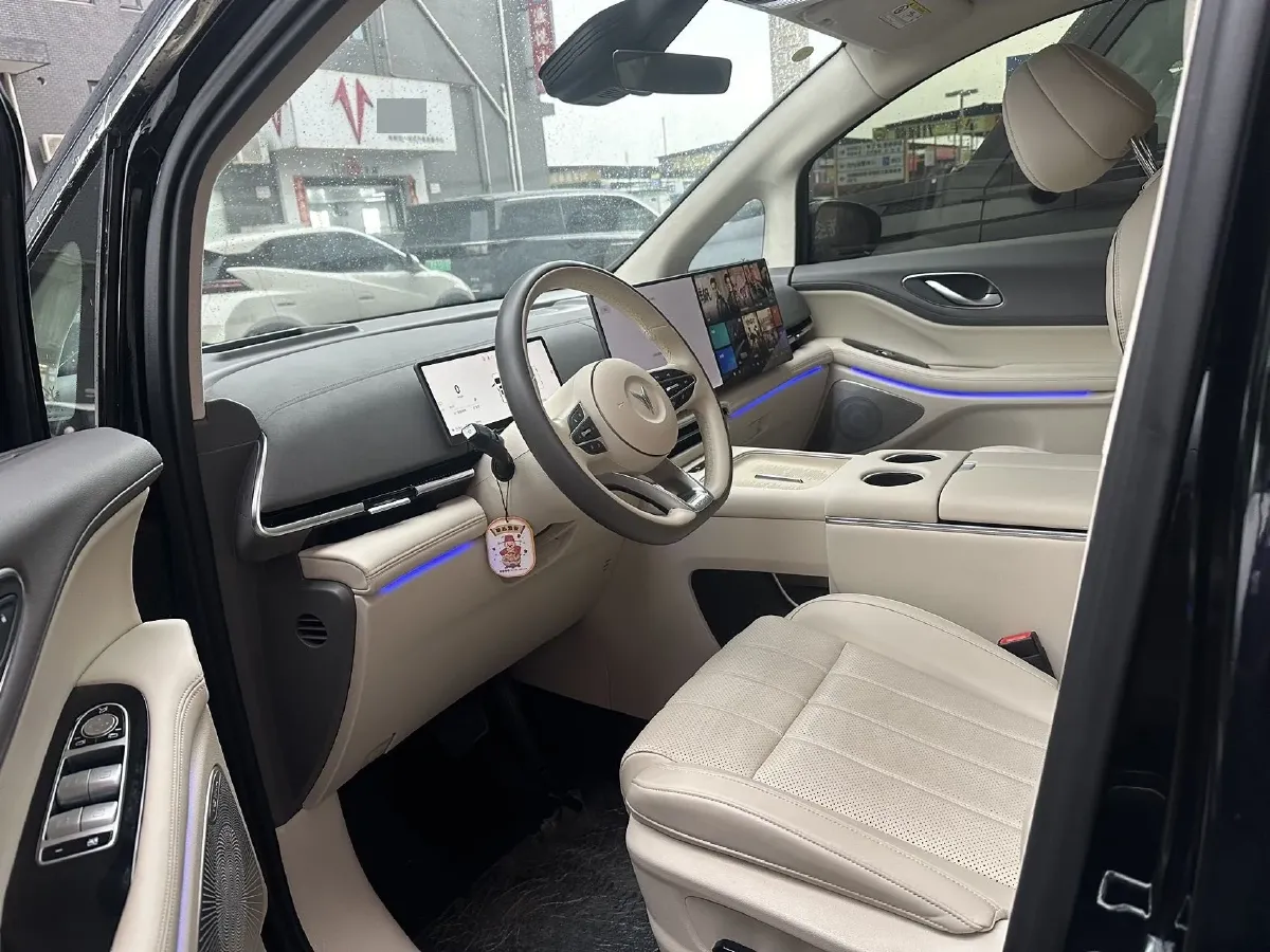 2025 Voyah Dream 1.5T 150HP L4 PHEV 41.7KWH,autocango,china used car exporter,china ev exporter,chinese used car exporter,chinese used ev exporter