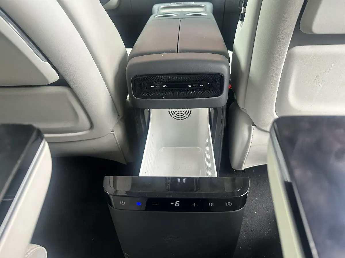 2025 Voyah Dream 1.5T 150HP L4 PHEV 41.7KWH,autocango,china used car exporter,china ev exporter,chinese used car exporter,chinese used ev exporter