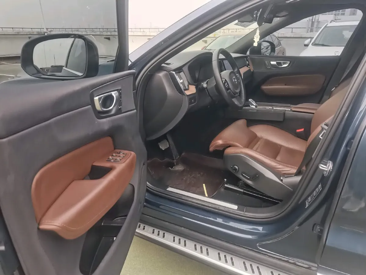 2023 Volvo XC60 2.0T 250HP L4 8AT,autocango,china used car exporter,china ev exporter,chinese used car exporter,chinese used ev exporter