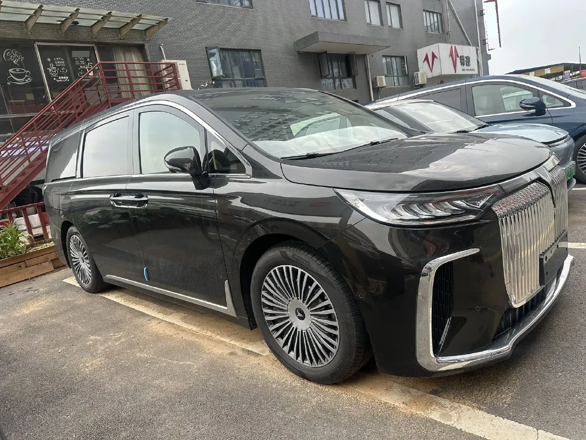 2025 Voyah Dream 1.5T 150HP L4 PHEV 41.7KWH,autocango,china used car exporter,china ev exporter,chinese used car exporter,chinese used ev exporter