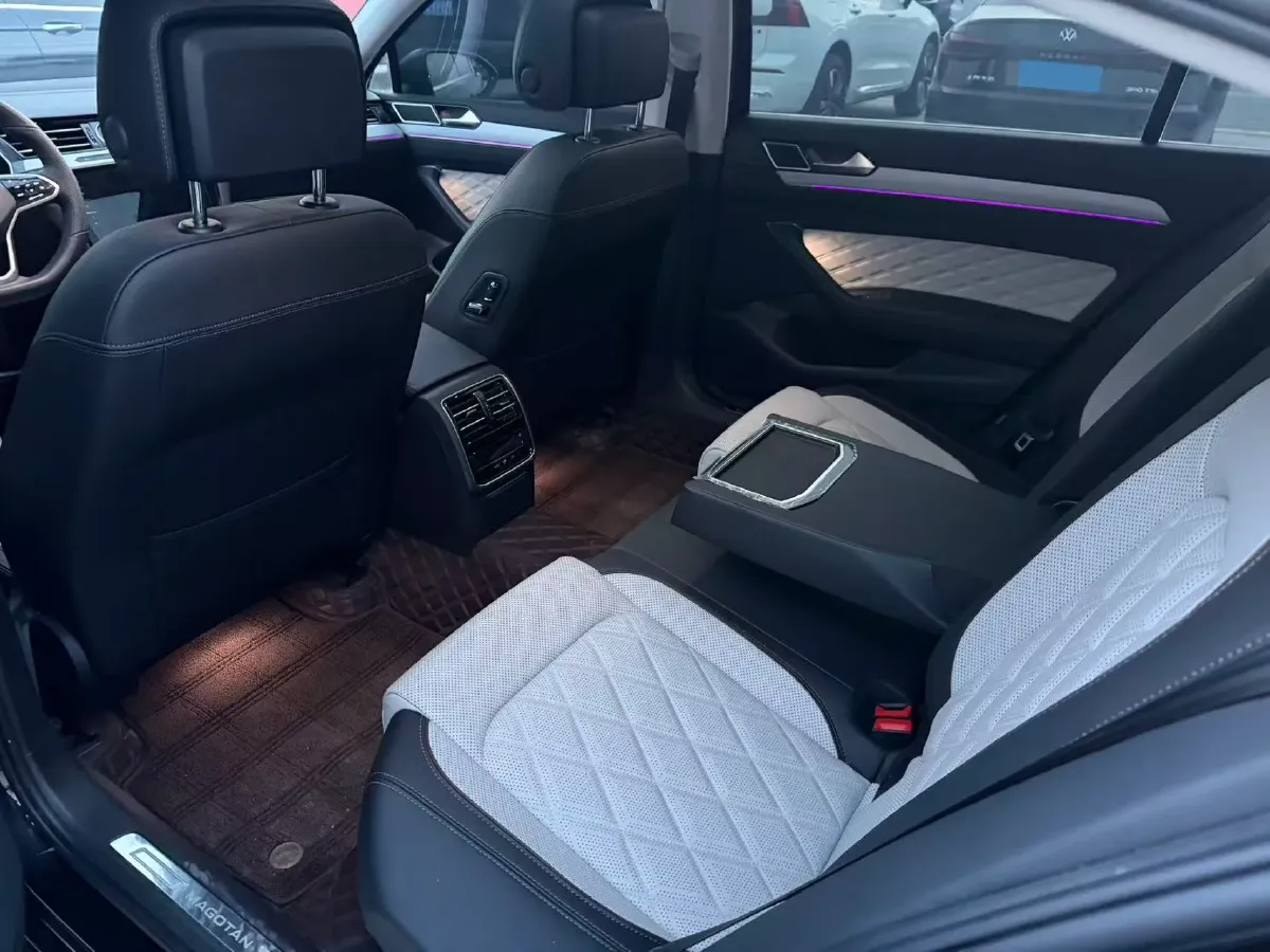 2025 Volkswagen Magotan 2.0T 186HP L4 7DCT,autocango,china used car exporter,china ev exporter,chinese used car exporter,chinese used ev exporter