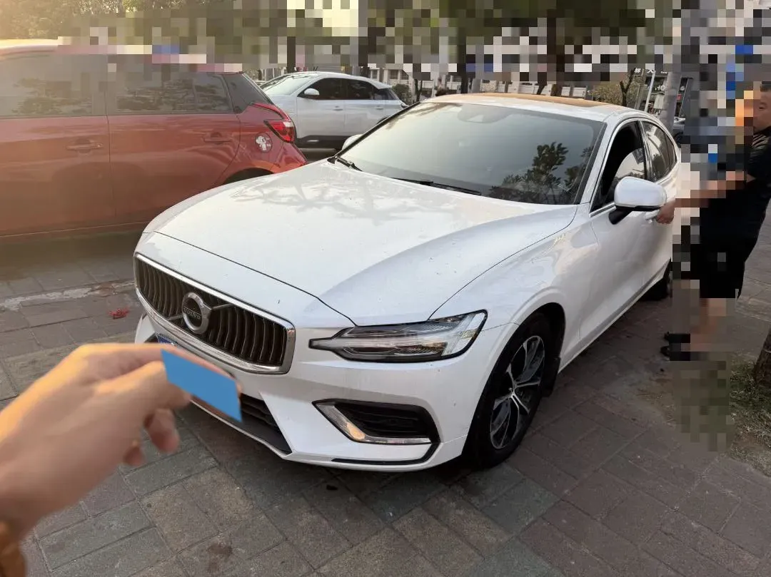 2022 Volvo S60 2.0T 197HP L4 8AT,autocango,china used car exporter,china ev exporter,chinese used car exporter,chinese used ev exporter