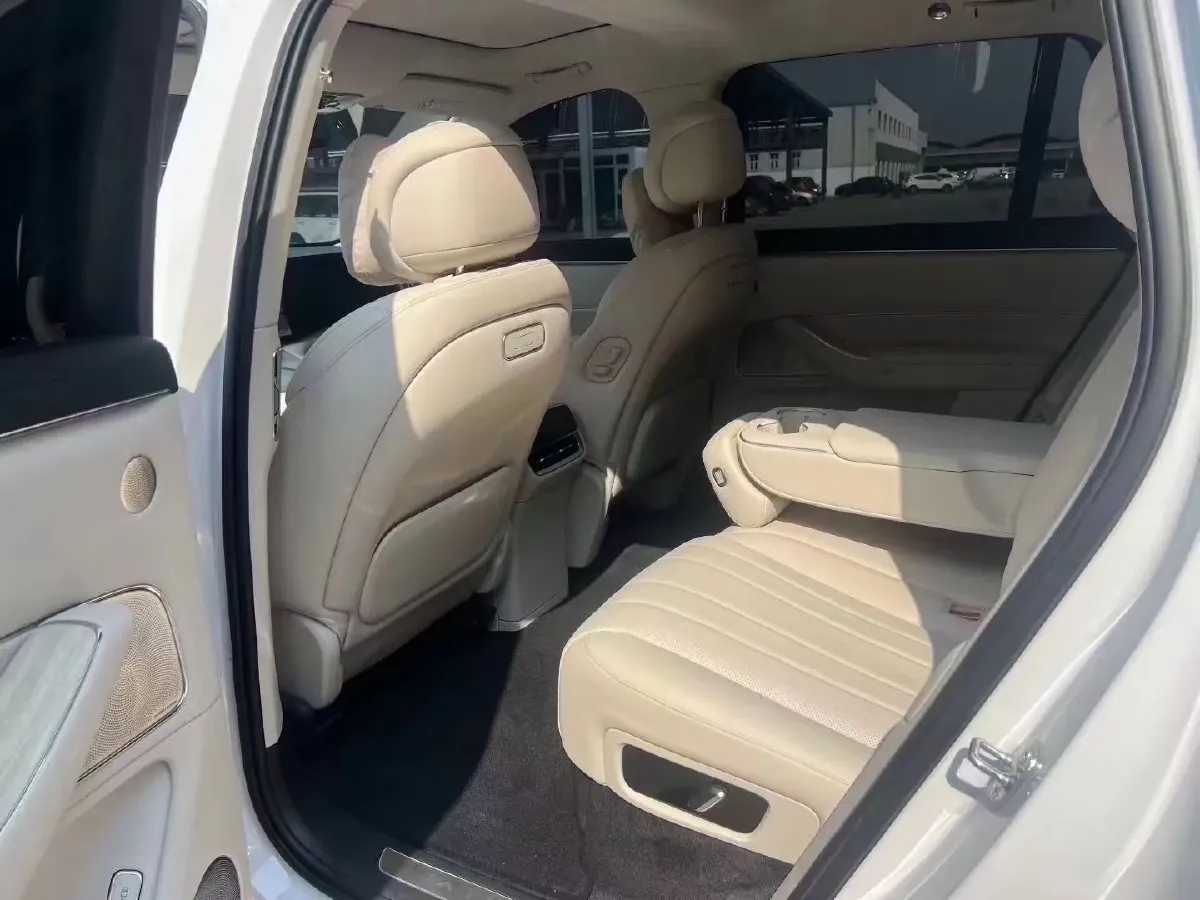 2025 AITO AITO M8 REEV 160HP REEV 53.4KWH,autocango,china used car exporter,china ev exporter,chinese used car exporter,chinese used ev exporter