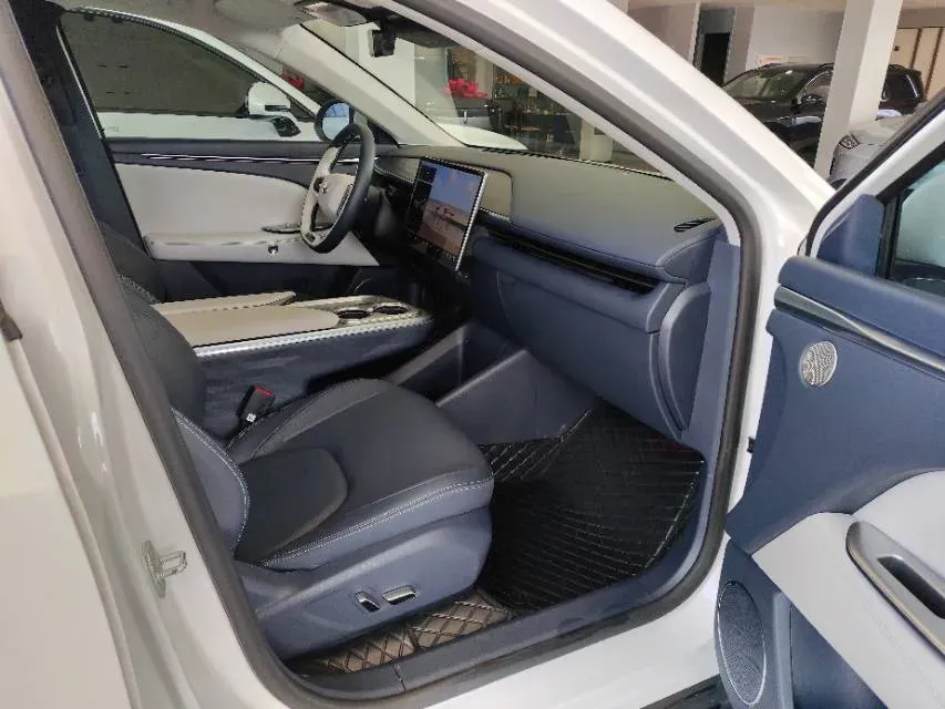 2024 HongQi H5 2.0T 224HP L4 8AT,autocango,china used car exporter,china ev exporter,chinese used car exporter,chinese used ev exporter