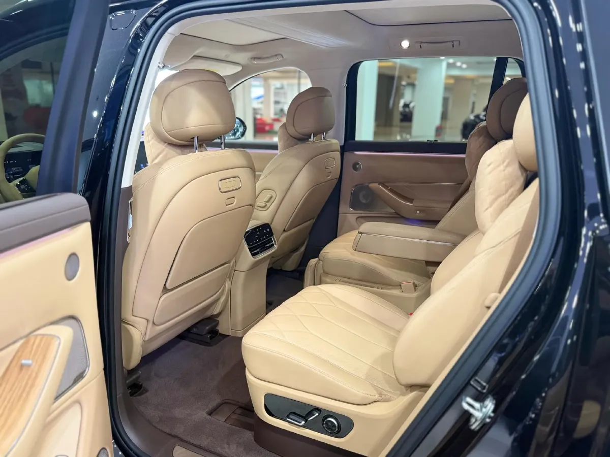 2025 AITO AITO M8 REEV 160HP REEV 53.4KWH,autocango,china used car exporter,china ev exporter,chinese used car exporter,chinese used ev exporter