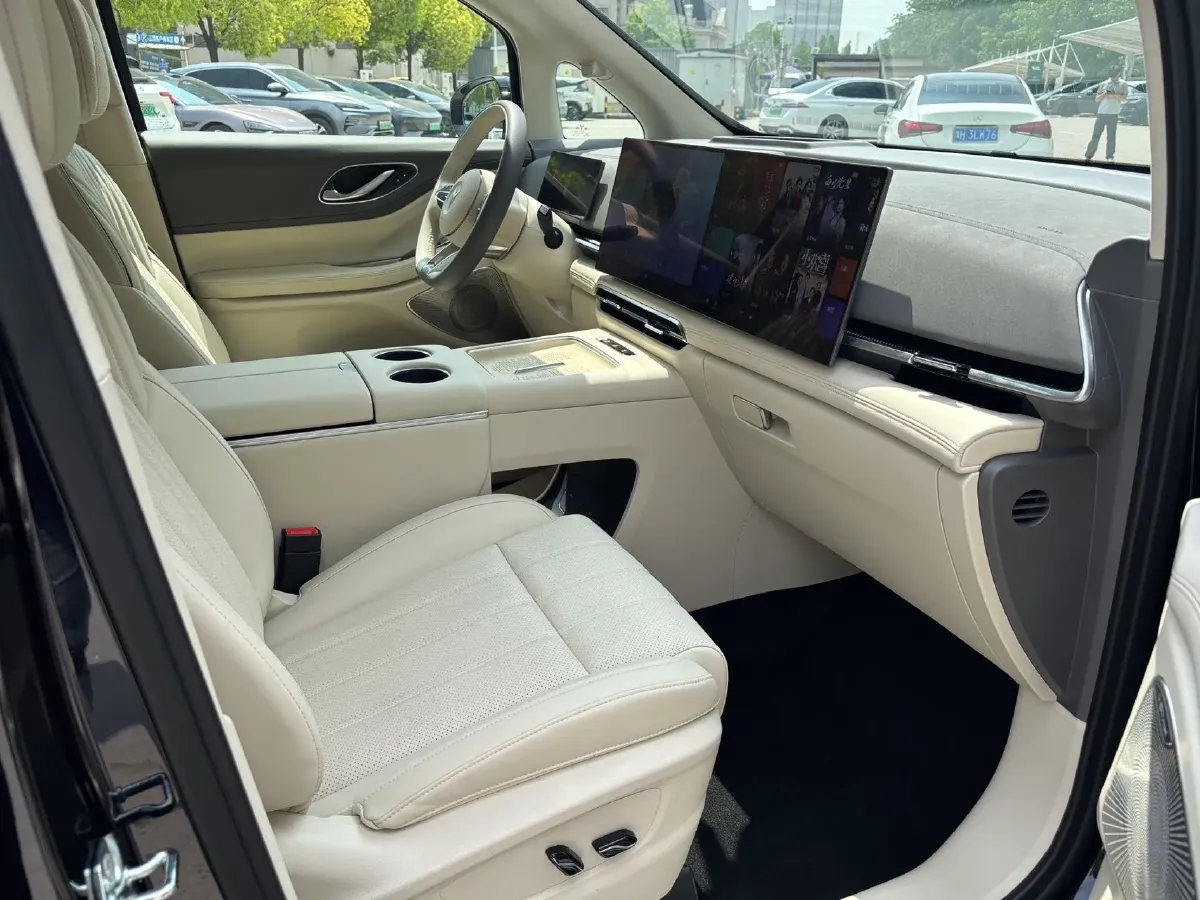 2025 Voyah Dream 1.5T 150HP L4 PHEV 41.7KWH,autocango,china used car exporter,china ev exporter,chinese used car exporter,chinese used ev exporter