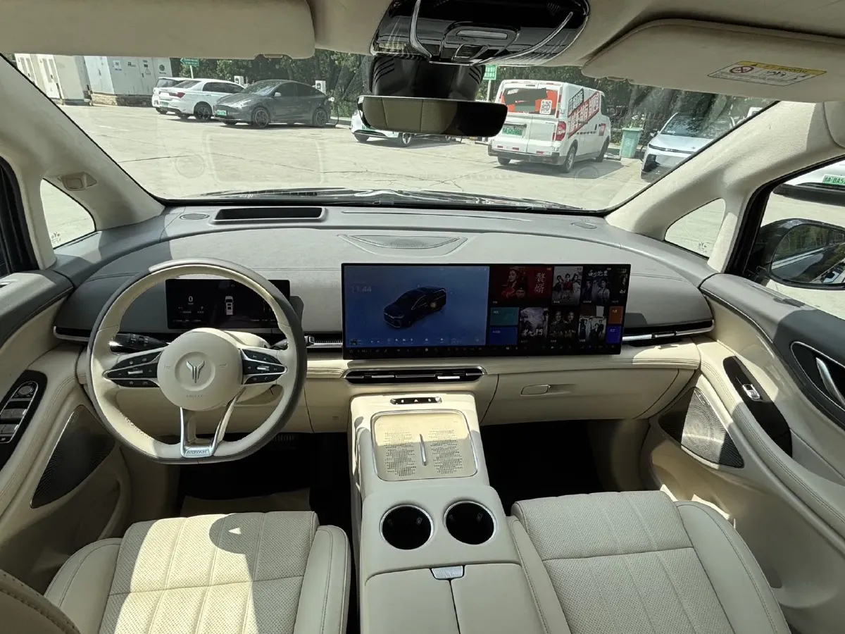 2025 Voyah Dream 1.5T 150HP L4 PHEV 41.7KWH,autocango,china used car exporter,china ev exporter,chinese used car exporter,chinese used ev exporter