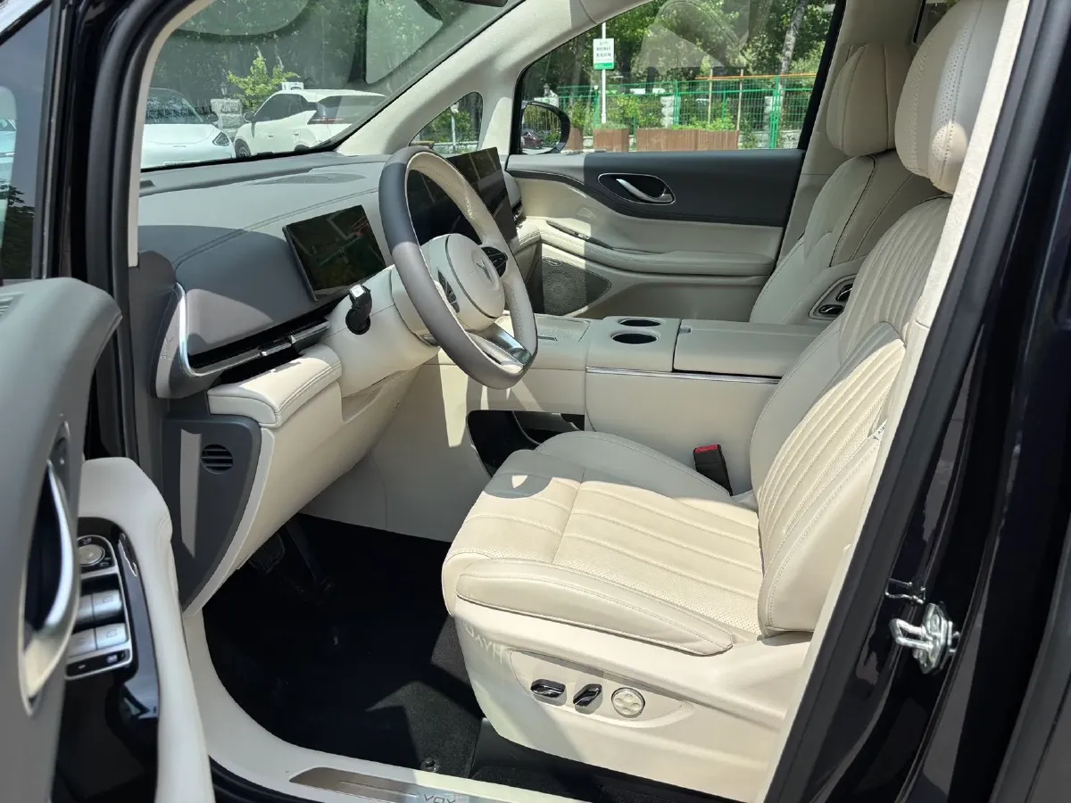2025 Voyah Dream 1.5T 150HP L4 PHEV 41.7KWH,autocango,china used car exporter,china ev exporter,chinese used car exporter,chinese used ev exporter