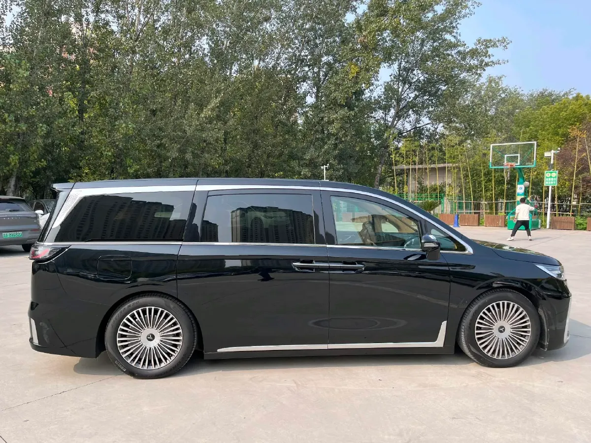 2025 Voyah Dream 1.5T 150HP L4 PHEV 41.7KWH,autocango,china used car exporter,china ev exporter,chinese used car exporter,chinese used ev exporter