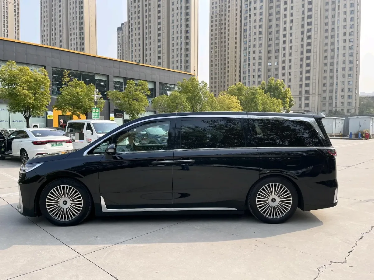 2025 Voyah Dream 1.5T 150HP L4 PHEV 41.7KWH,autocango,china used car exporter,china ev exporter,chinese used car exporter,chinese used ev exporter