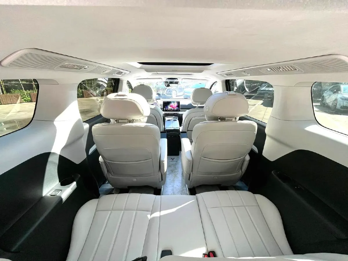 2025 Voyah Dream 1.5T 150HP L4 PHEV 41.7KWH,autocango,china used car exporter,china ev exporter,chinese used car exporter,chinese used ev exporter