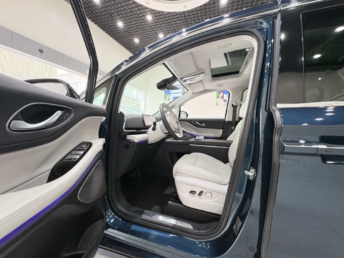 2025 Voyah Dream 1.5T 150HP L4 PHEV 41.7KWH,autocango,china used car exporter,china ev exporter,chinese used car exporter,chinese used ev exporter