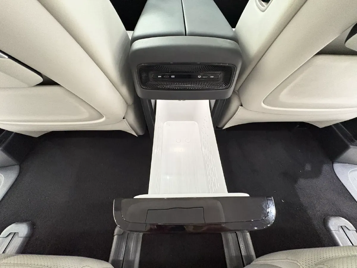 2025 Voyah Dream 1.5T 150HP L4 PHEV 41.7KWH,autocango,china used car exporter,china ev exporter,chinese used car exporter,chinese used ev exporter