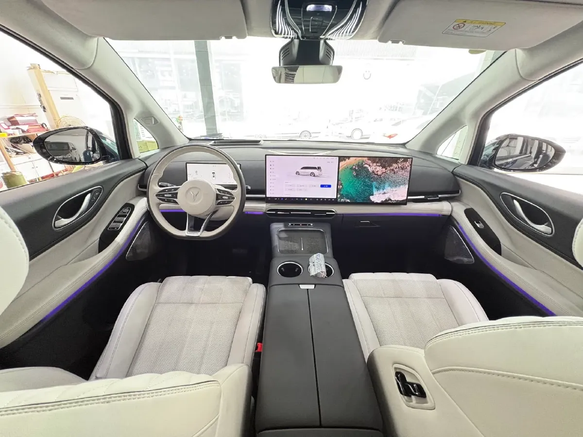 2025 Voyah Dream 1.5T 150HP L4 PHEV 41.7KWH,autocango,china used car exporter,china ev exporter,chinese used car exporter,chinese used ev exporter