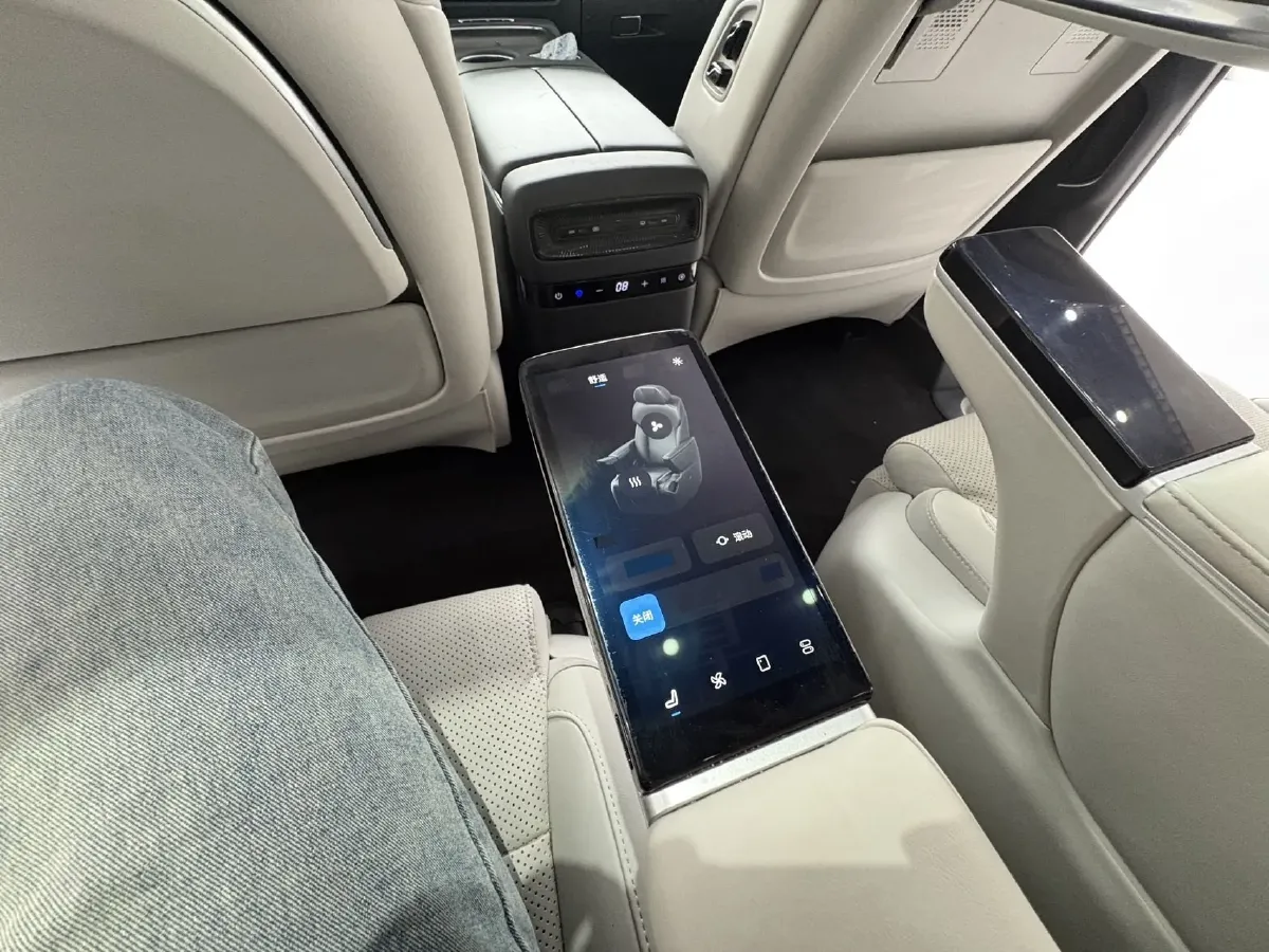 2025 Voyah Dream 1.5T 150HP L4 PHEV 41.7KWH,autocango,china used car exporter,china ev exporter,chinese used car exporter,chinese used ev exporter