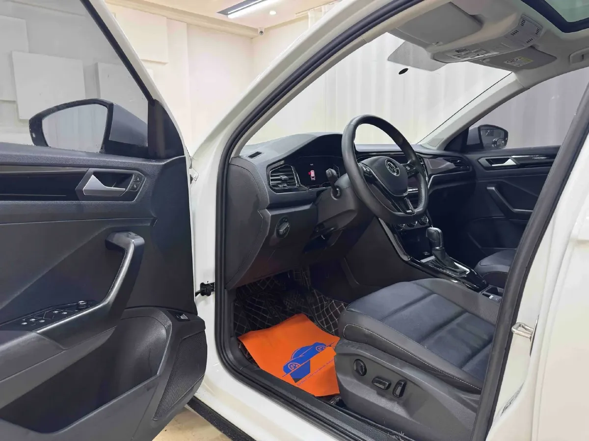 2022 Volkswagen T-Roc 1.4T 150HP L4 7DCT,autocango,china used car exporter,china ev exporter,chinese used car exporter,chinese used ev exporter