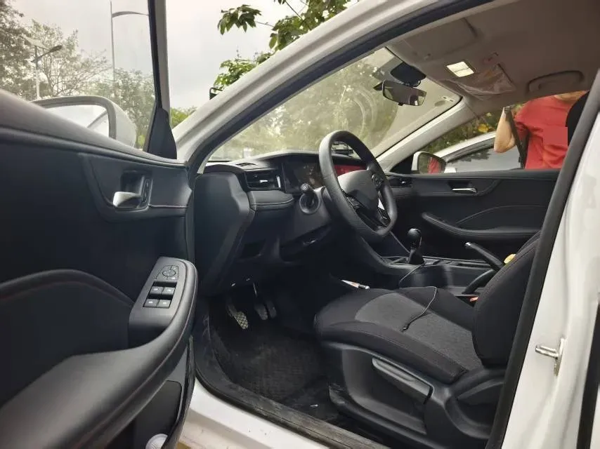 2026 Roewe i5 1.5L 129HP L4 5MT,autocango,china used car exporter,china ev exporter,chinese used car exporter,chinese used ev exporter