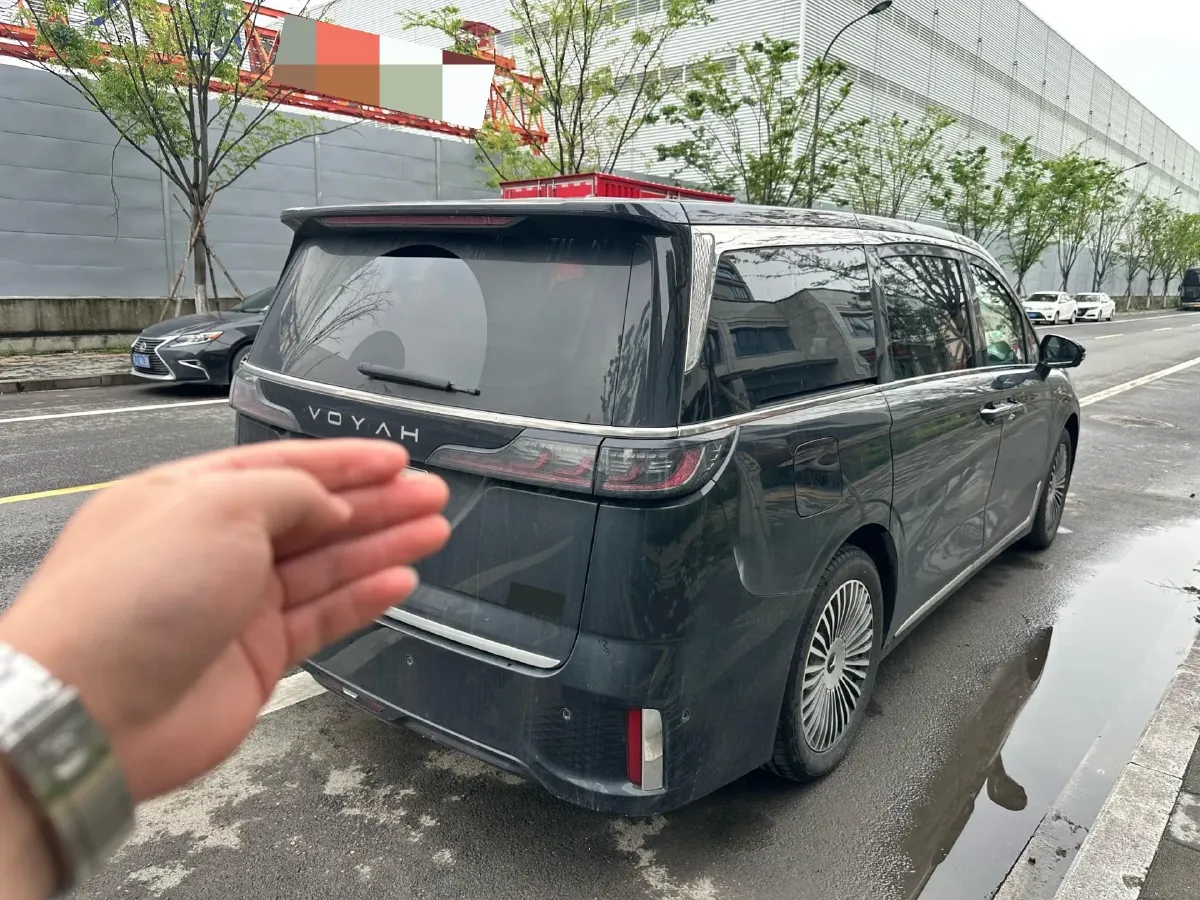 2025 Voyah Dream 1.5T 150HP L4 PHEV 41.7KWH,autocango,china used car exporter,china ev exporter,chinese used car exporter,chinese used ev exporter