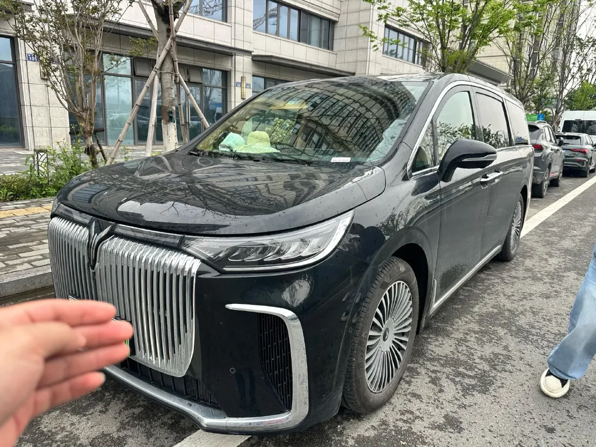 2025 Voyah Dream 1.5T 150HP L4 PHEV 41.7KWH,autocango,china used car exporter,china ev exporter,chinese used car exporter,chinese used ev exporter