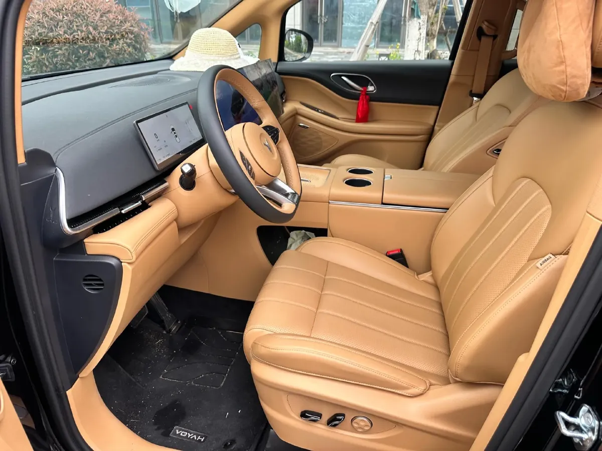 2025 Voyah Dream 1.5T 150HP L4 PHEV 41.7KWH,autocango,china used car exporter,china ev exporter,chinese used car exporter,chinese used ev exporter