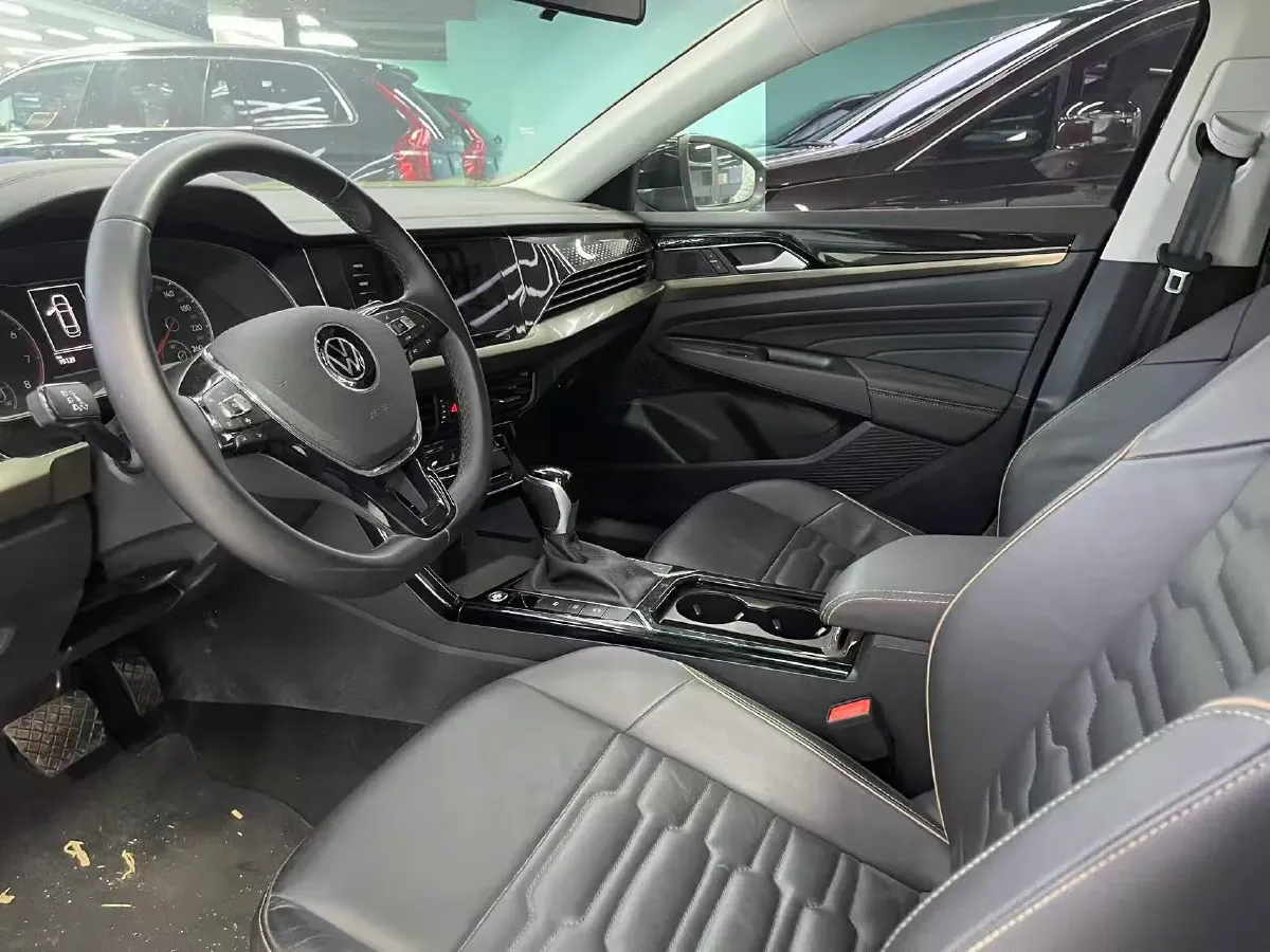 2021 Volkswagen Passat 2.0T 186HP L4 7DCT,autocango,china used car exporter,china ev exporter,chinese used car exporter,chinese used ev exporter