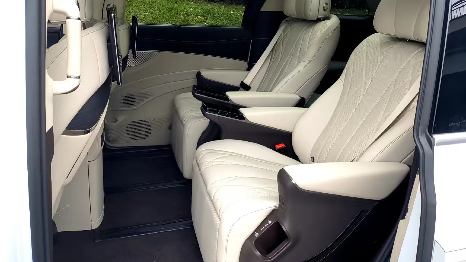 2025 Denza D9 1.5T 156HP L4 E-CVT PHEV 40KWH,autocango,china used car exporter,china ev exporter,chinese used car exporter,chinese used ev exporter