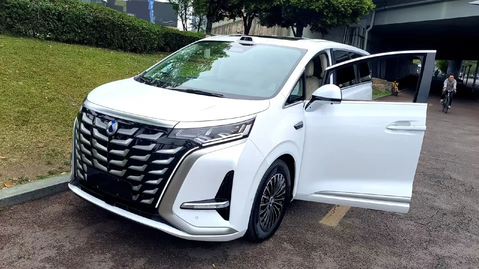2025 Denza D9 1.5T 156HP L4 E-CVT PHEV 40KWH,autocango,china used car exporter,china ev exporter,chinese used car exporter,chinese used ev exporter