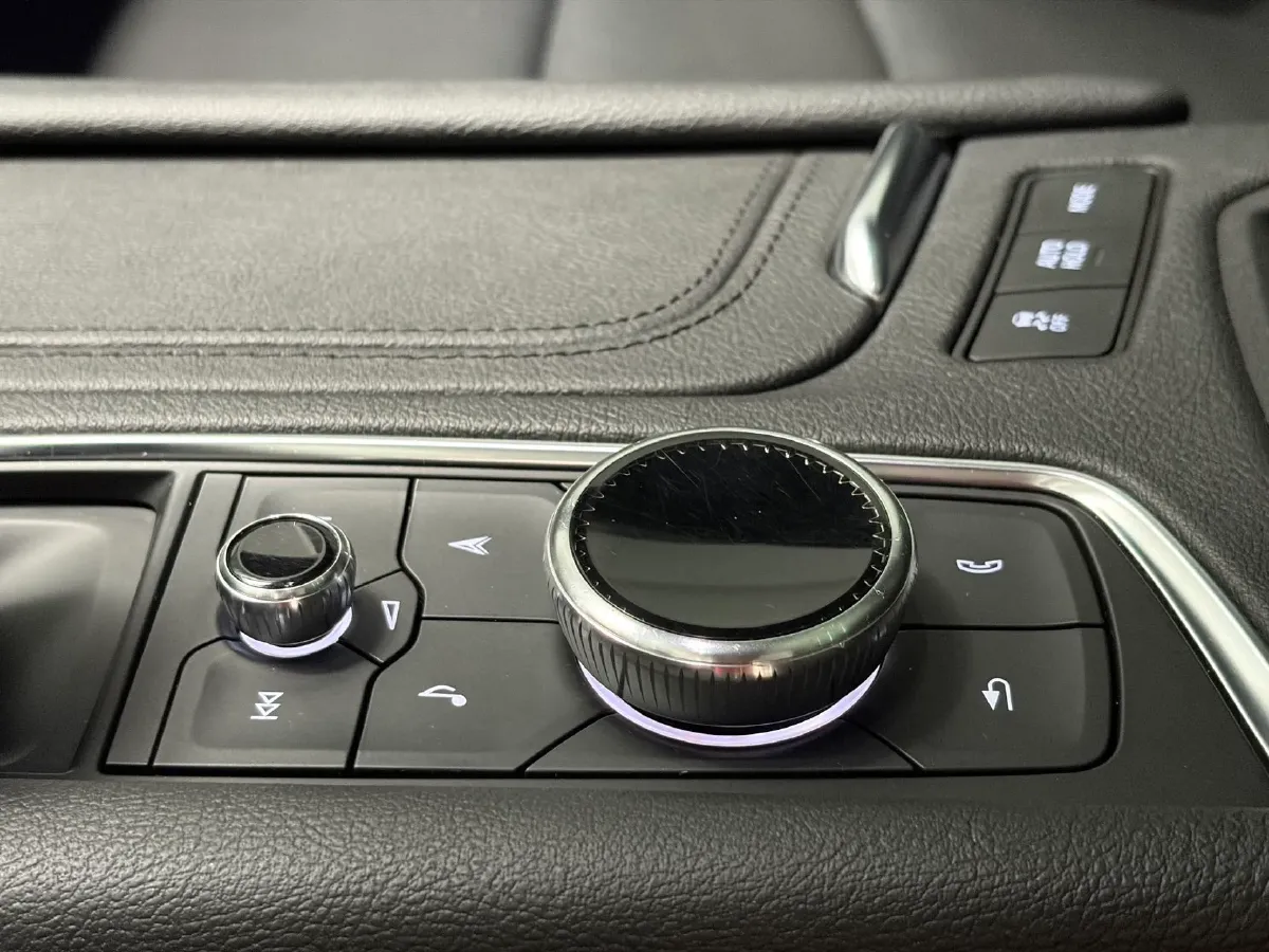 2020 Cadillac XT5 2.0T 237HP L4 9AT,autocango,china used car exporter,china ev exporter,chinese used car exporter,chinese used ev exporter