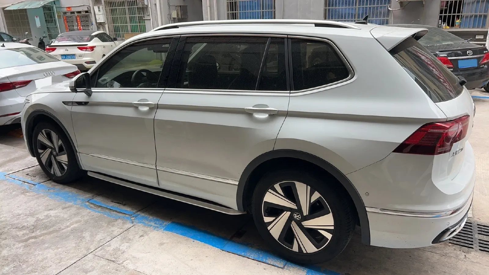 2023 Volkswagen Tiguan L 2.0T 186HP L4 7DCT,autocango,china used car exporter,china ev exporter,chinese used car exporter,chinese used ev exporter