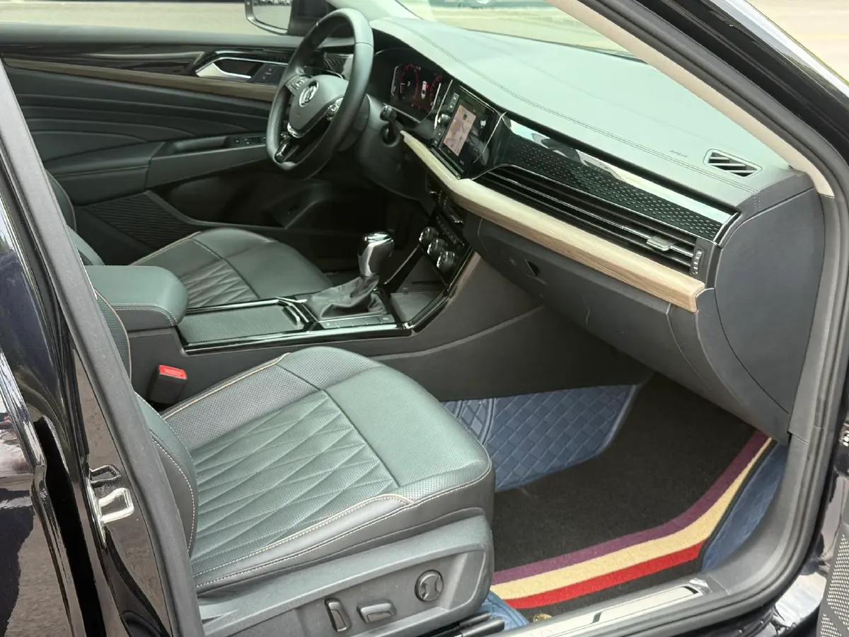 2019 Volvo V40 1.5T 152HP L4 6AT,autocango,china used car exporter,china ev exporter,chinese used car exporter,chinese used ev exporter