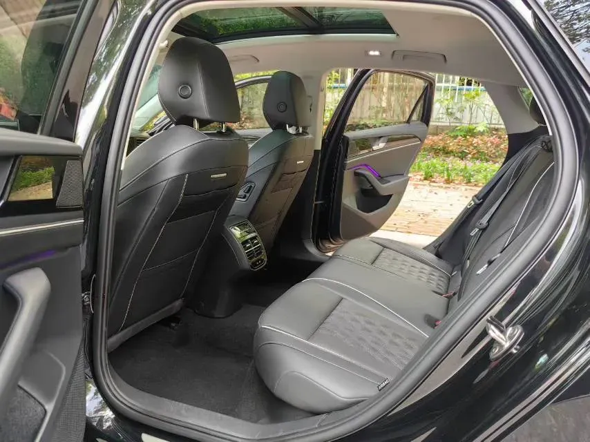 2024 Volkswagen Magotan 2.0T 220HP L4 7DCT,autocango,china used car exporter,china ev exporter,chinese used car exporter,chinese used ev exporter