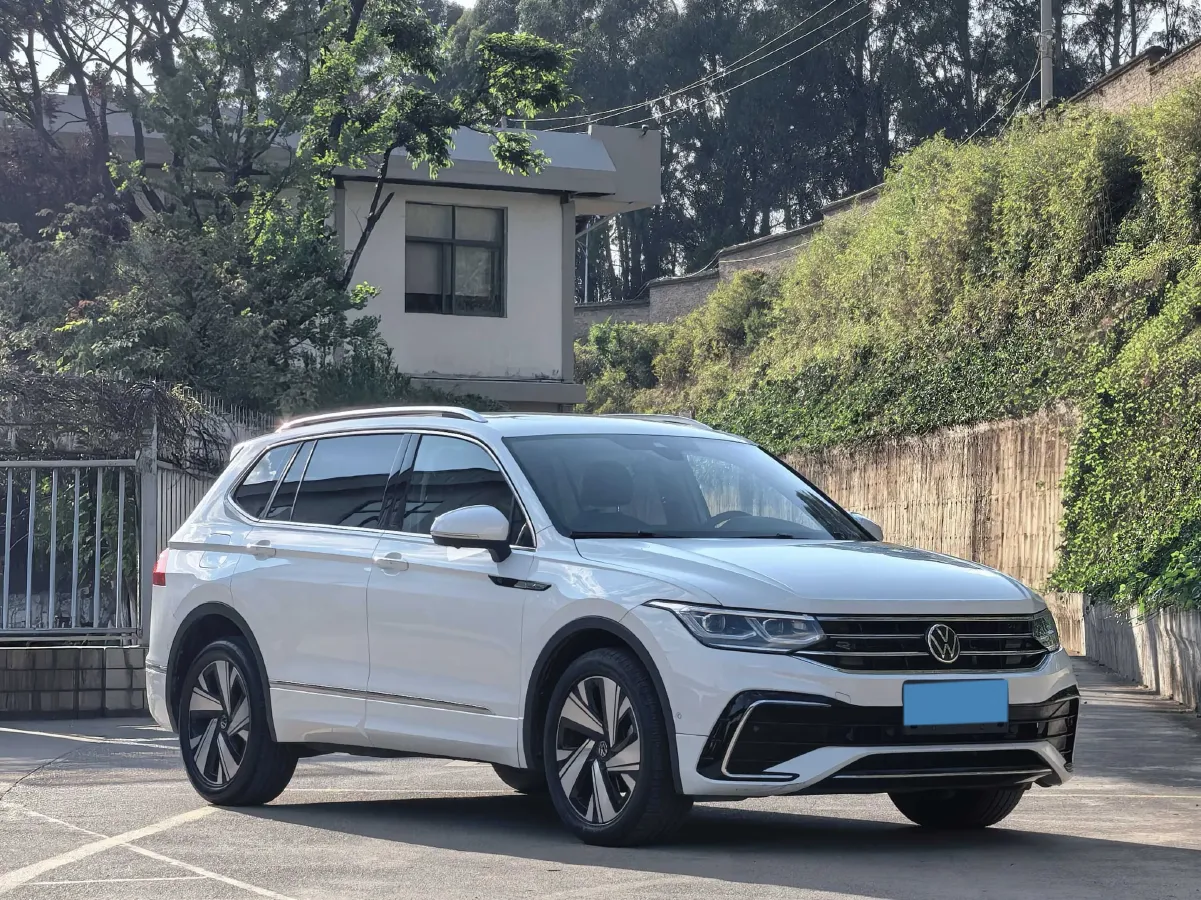2023 Volkswagen Tiguan L 2.0T 186HP L4 7DCT,autocango,china used car exporter,china ev exporter,chinese used car exporter,chinese used ev exporter