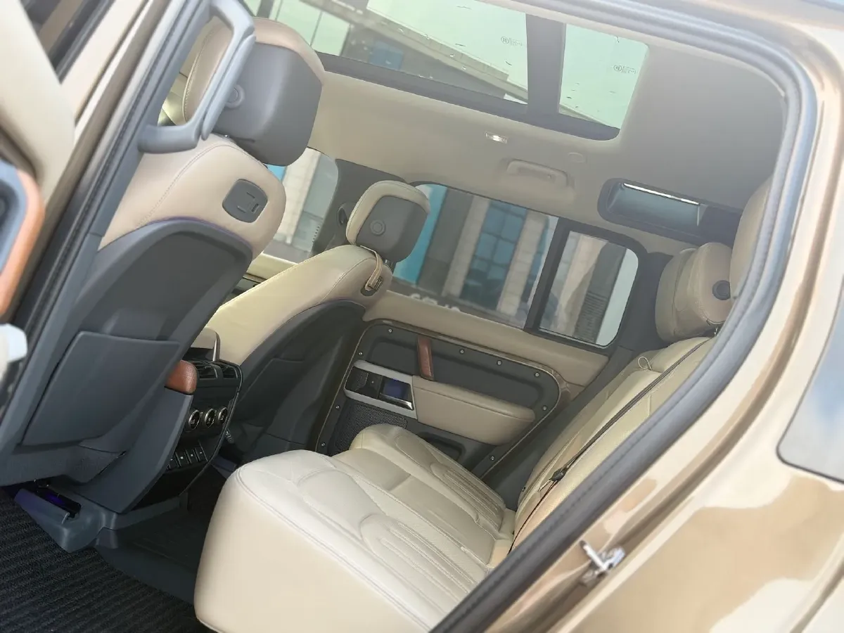 2020 Land Rover Defender 3.0T 400HP L6 8AT,autocango,china used car exporter,china ev exporter,chinese used car exporter,chinese used ev exporter