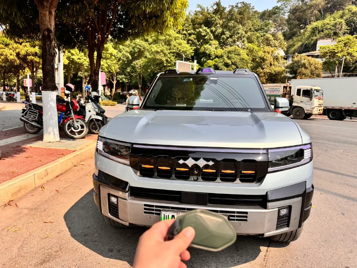 2025 FangChengBao Bao 8 2.0T 245HP L4 E-CVT PHEV 36.8KWH,autocango,china used car exporter,china ev exporter,chinese used car exporter,chinese used ev exporter