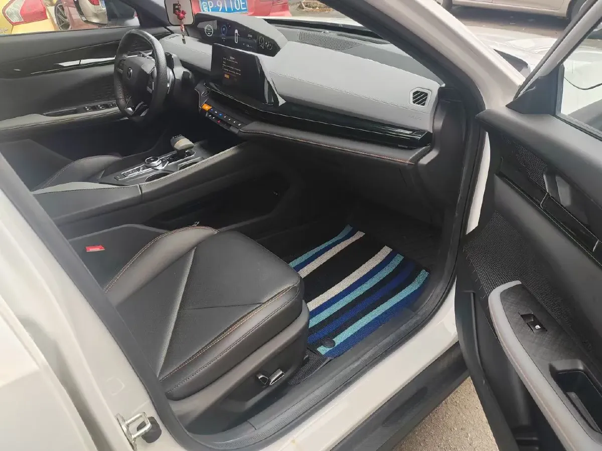 2022 ChangAn UNI-V 1.5T 188HP L4 7DCT,autocango,china used car exporter,china ev exporter,chinese used car exporter,chinese used ev exporter