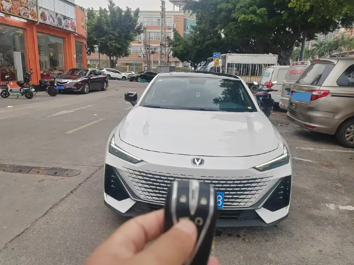 2022 ChangAn UNI-V 1.5T 188HP L4 7DCT,autocango,china used car exporter,china ev exporter,chinese used car exporter,chinese used ev exporter