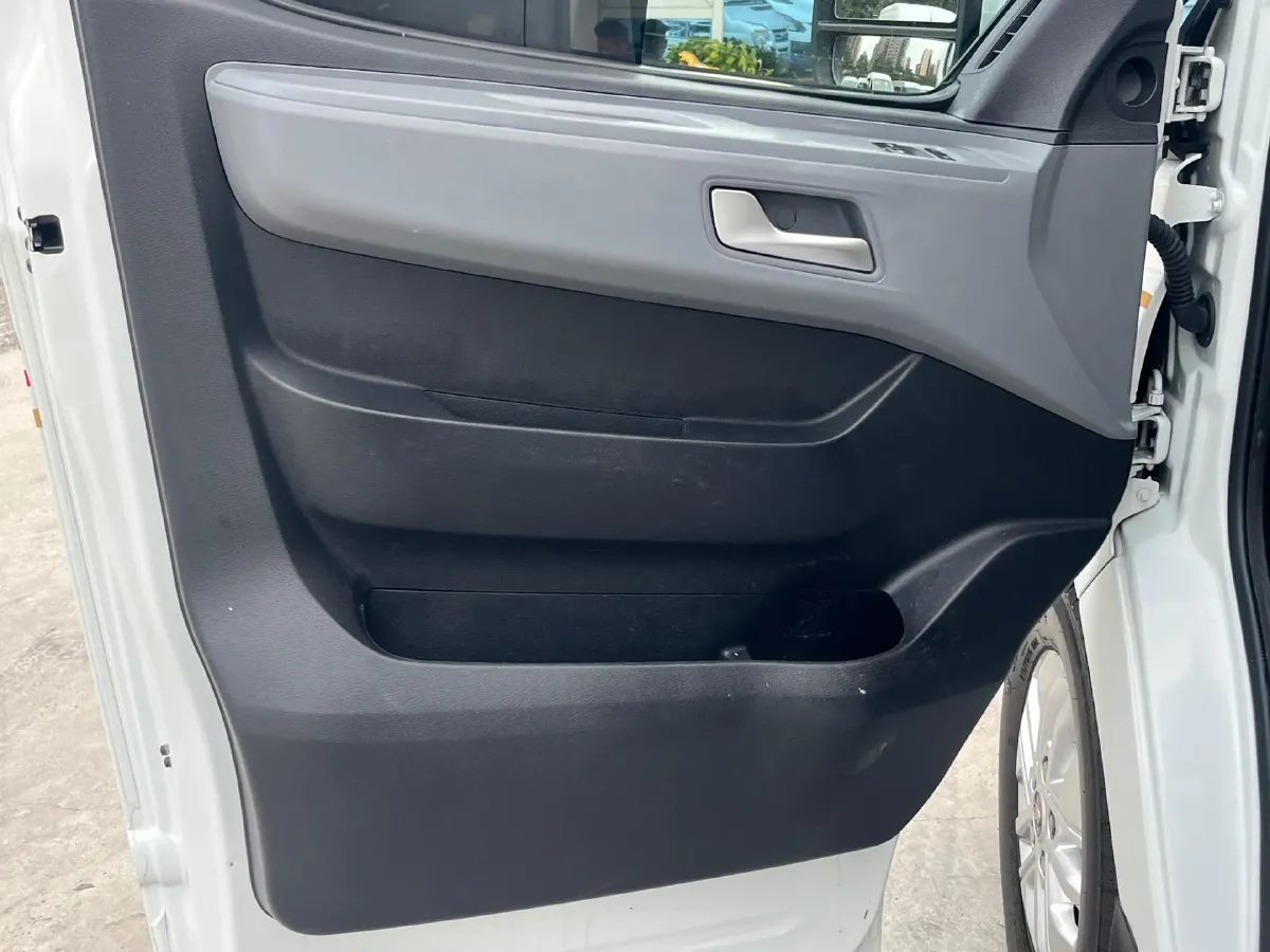 2015 MAXUS XinTu V80 2.5T 136HP L4 5MT,autocango,china used car exporter,china ev exporter,chinese used car exporter,chinese used ev exporter