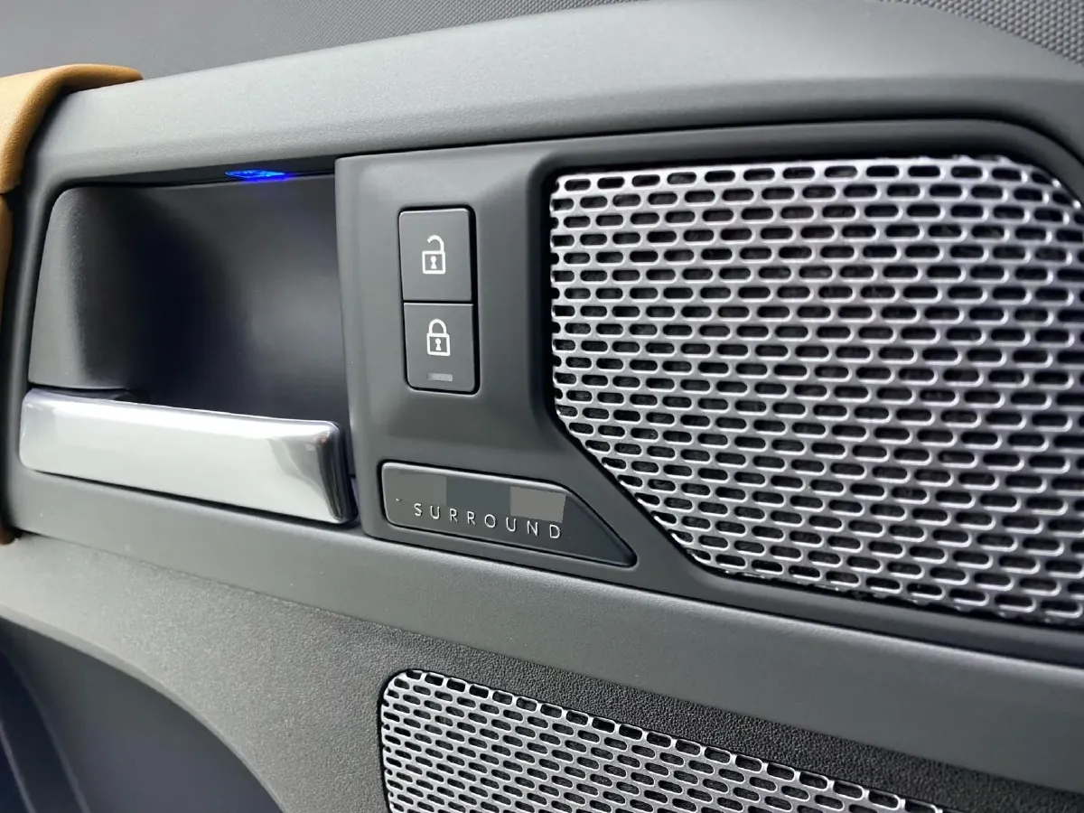 2021 Land Rover Defender 3.0T 400HP L6 8AT,autocango,china used car exporter,china ev exporter,chinese used car exporter,chinese used ev exporter