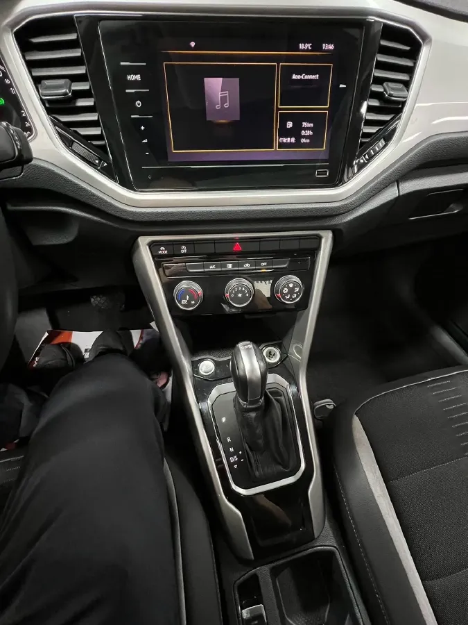 2022 Volkswagen T-Roc 1.4T 150HP L4 7DCT,autocango,china used car exporter,china ev exporter,chinese used car exporter,chinese used ev exporter