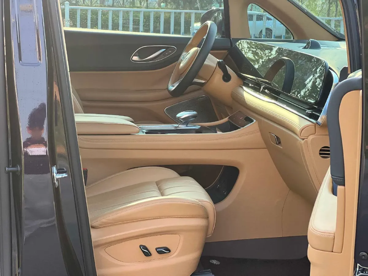 2024 Voyah Dream 1.5T 150HP L4 PHEV 43KWH,autocango,china used car exporter,china ev exporter,chinese used car exporter,chinese used ev exporter